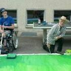 ...und unterst�tzt mit starken Strichen das Entstehen des Bildes