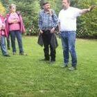 Freundlicher Empfang durch Herrn Steidle, heutiger Besitzer des " Weissen Hauses " = " Haus am Prestenberg ,,