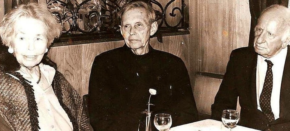 Maria Hippius-Gr�fin D�rckheim mit Religionsphilosoph, Missionar und Zen-Meister Pater Hugo M. Enomiya-Lassalle und Karlfried Graf D�rckheim (von links) bei einem Vesper im Gasthaus Hirschen Foto: Margitta Pean