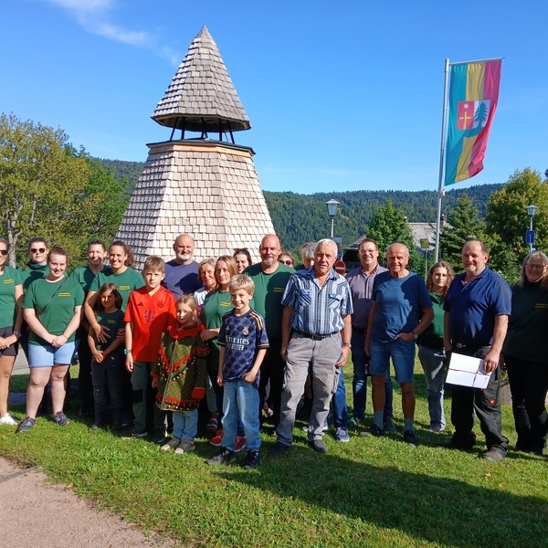 Alle Beteiligten vor dem Hochkopfturm in Todtmoos-Weg 