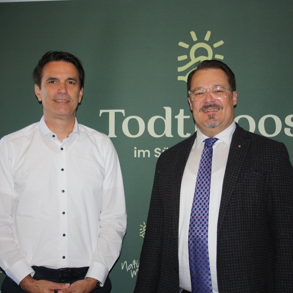 B�rgermeister Marcel Schneider mit Markus Bolz