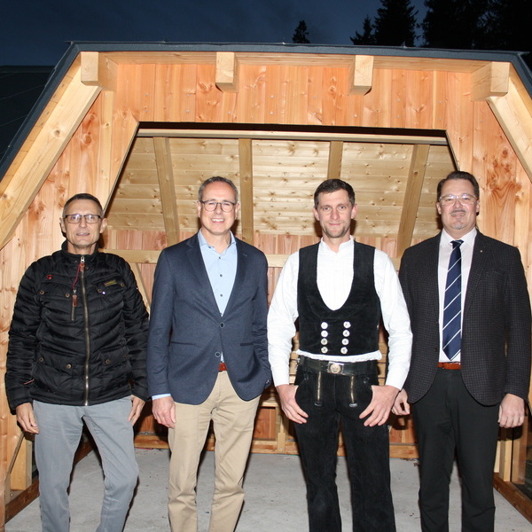 Martin Halm mit B�rgermeister Oliver Fiedel, Christian Tr�tschler und B�rgermeister Marcel Schneider (v.l.)