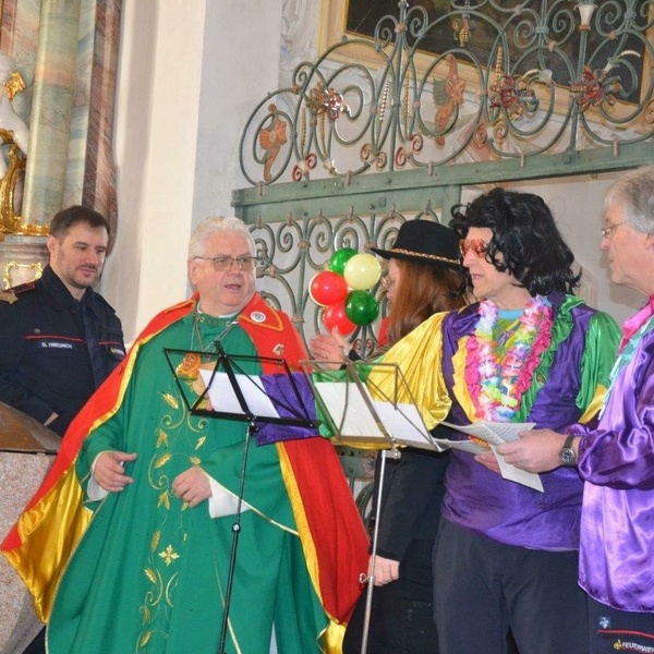 Pater Roman w�hrend dem Narrengottesdienst