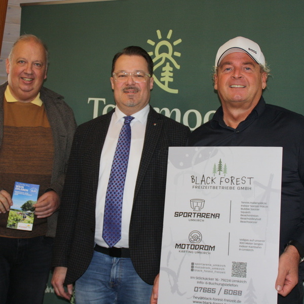 B�rgermeister Marcel Schneider mit Hartwig B�chle und Matthias Reinbold